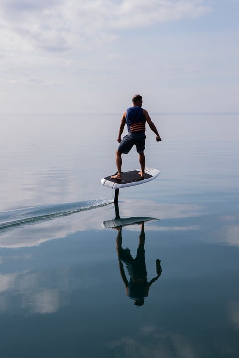 Man riding electric hydrofoil foil board