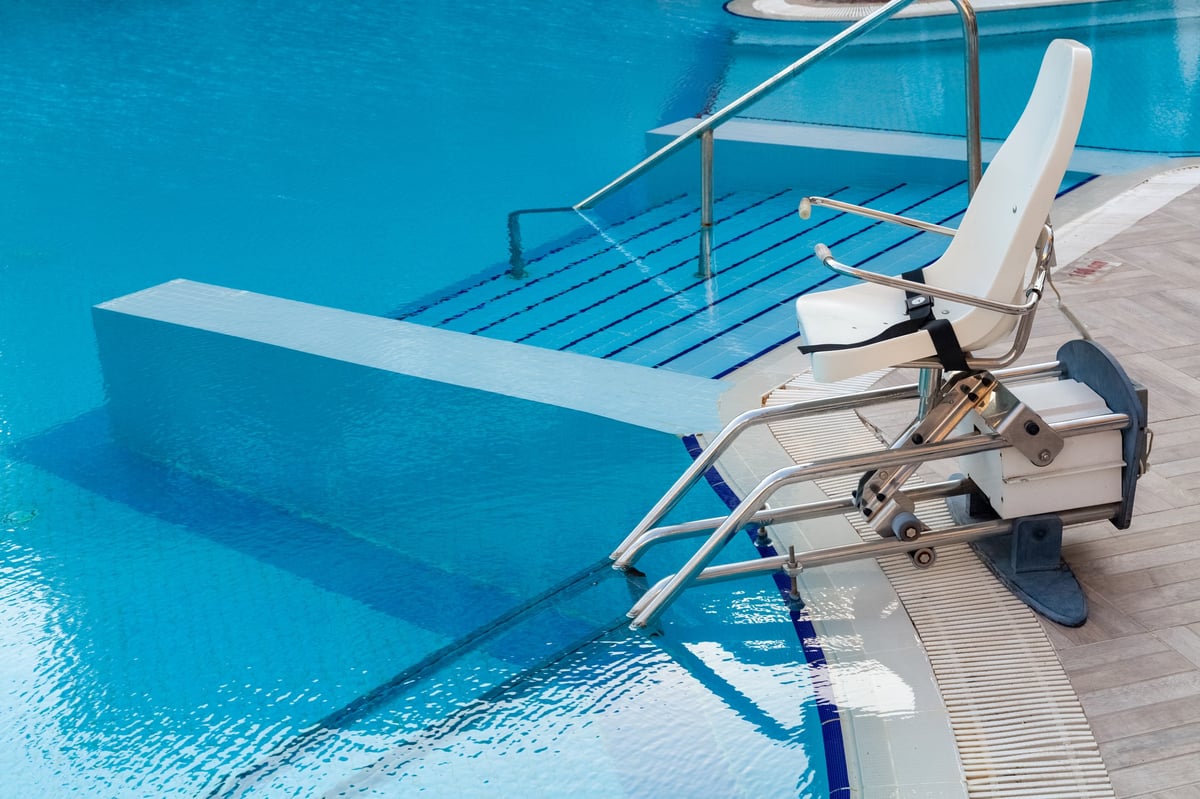 Pool lift device for disabled people in outdoor swimming pool