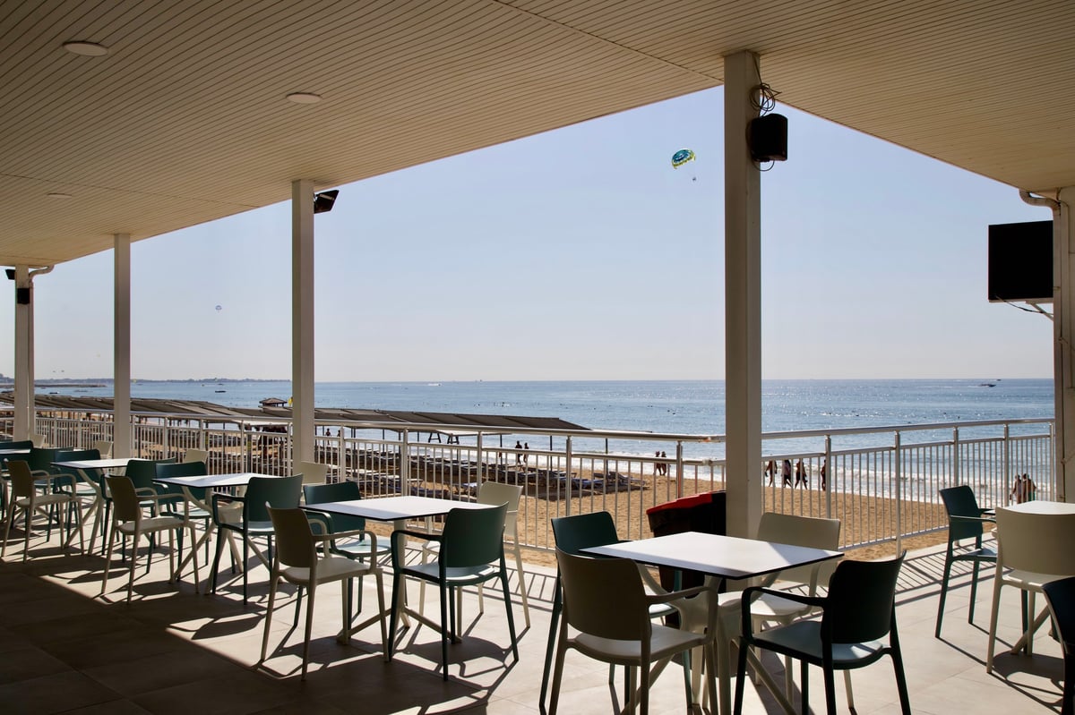 Beachfront restaurant with ocean view