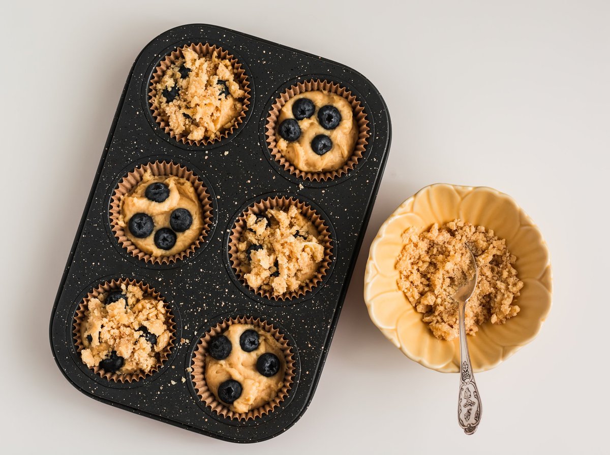 Mini cakes with blueberries and sugar crumble