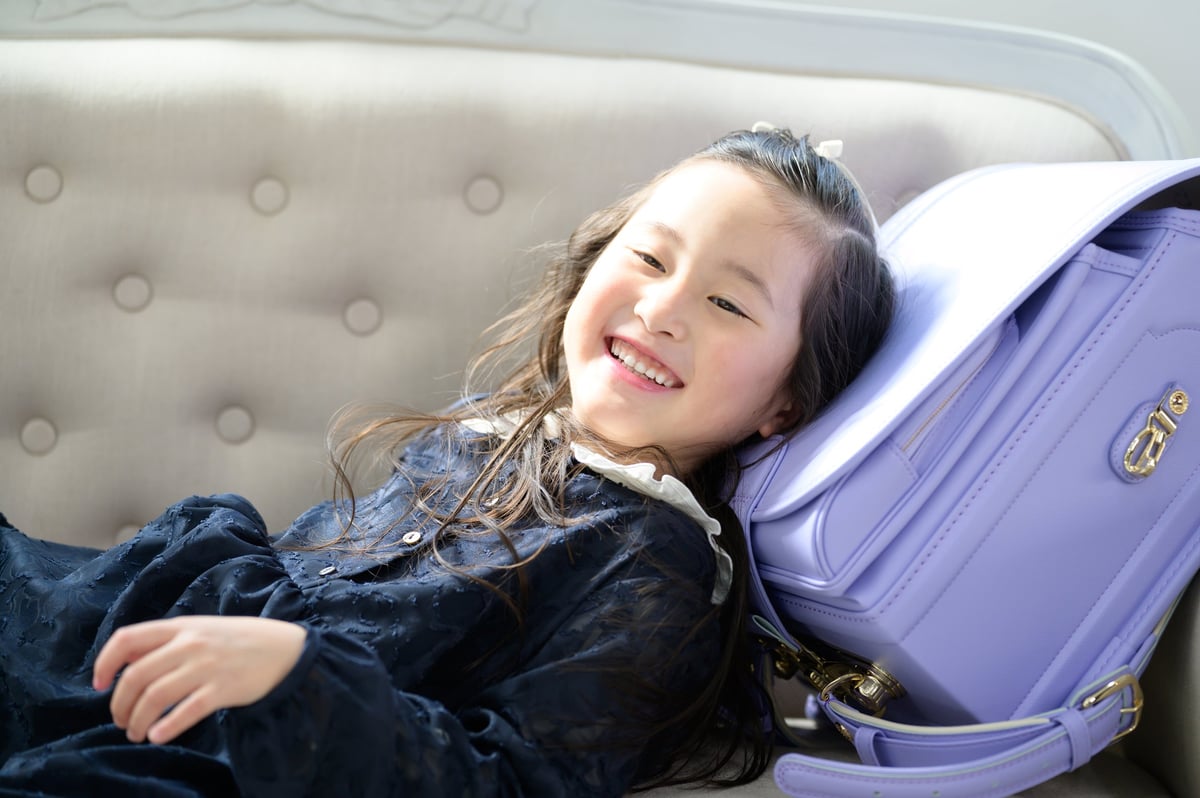 A Japanese girl lying on the sofa in beautiful clothes